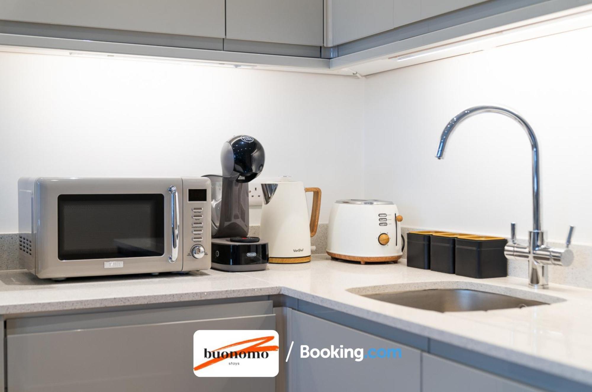 לונדון Two Bedroom Apartment At Buonomo Stays Short Lets & Serviced Accommodation Close To Wimbledon Tennis Courts מראה חיצוני תמונה