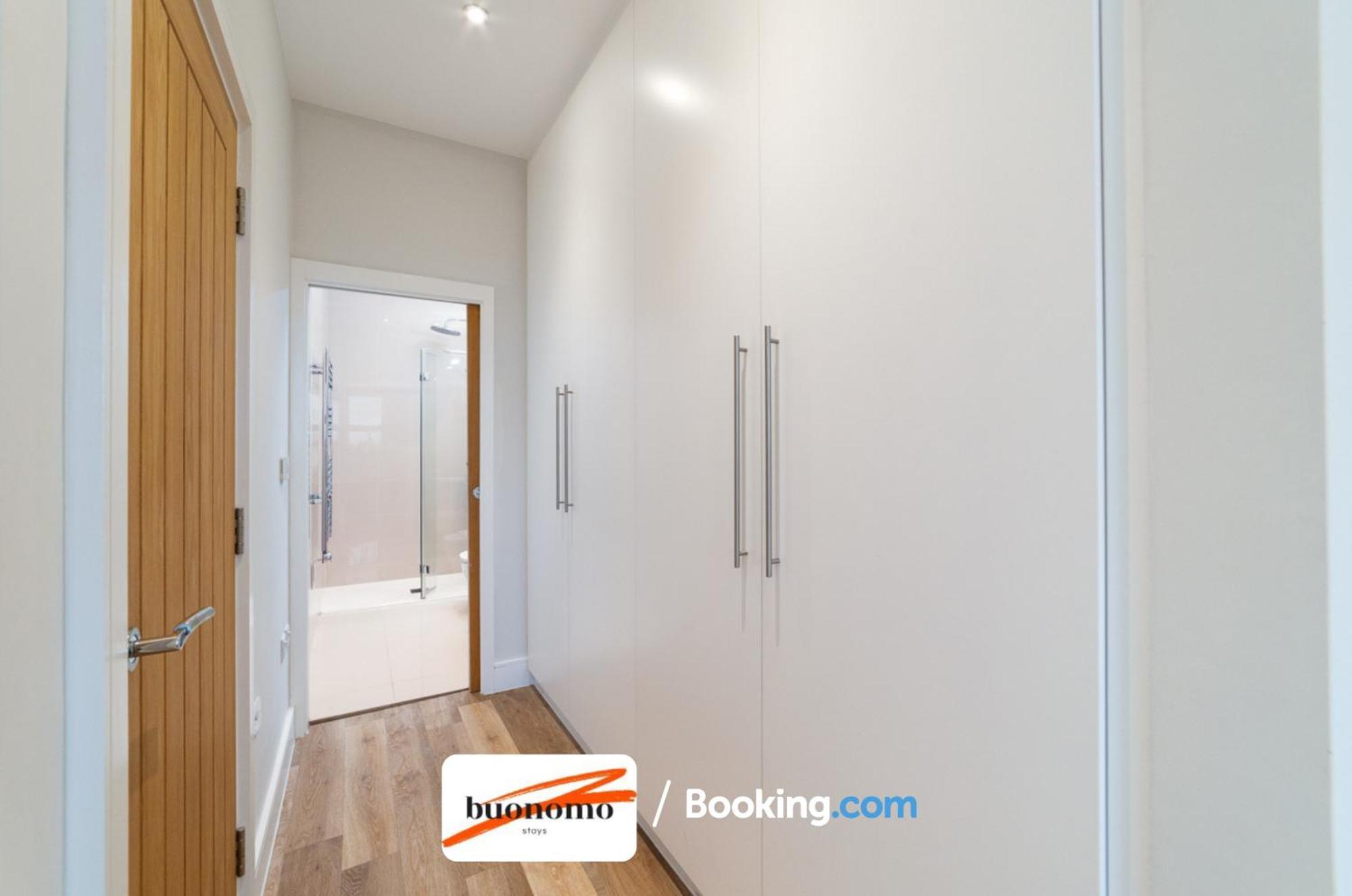 לונדון Two Bedroom Apartment At Buonomo Stays Short Lets & Serviced Accommodation Close To Wimbledon Tennis Courts מראה חיצוני תמונה