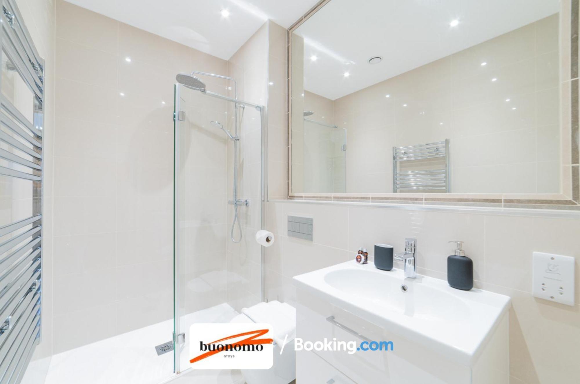 לונדון Two Bedroom Apartment At Buonomo Stays Short Lets & Serviced Accommodation Close To Wimbledon Tennis Courts מראה חיצוני תמונה