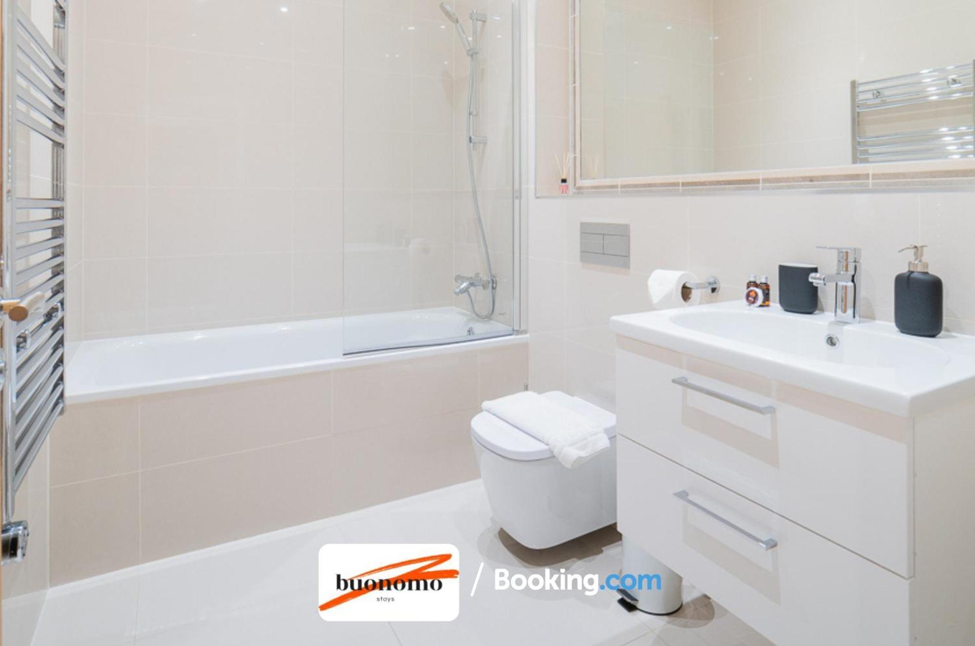 לונדון Two Bedroom Apartment At Buonomo Stays Short Lets & Serviced Accommodation Close To Wimbledon Tennis Courts מראה חיצוני תמונה