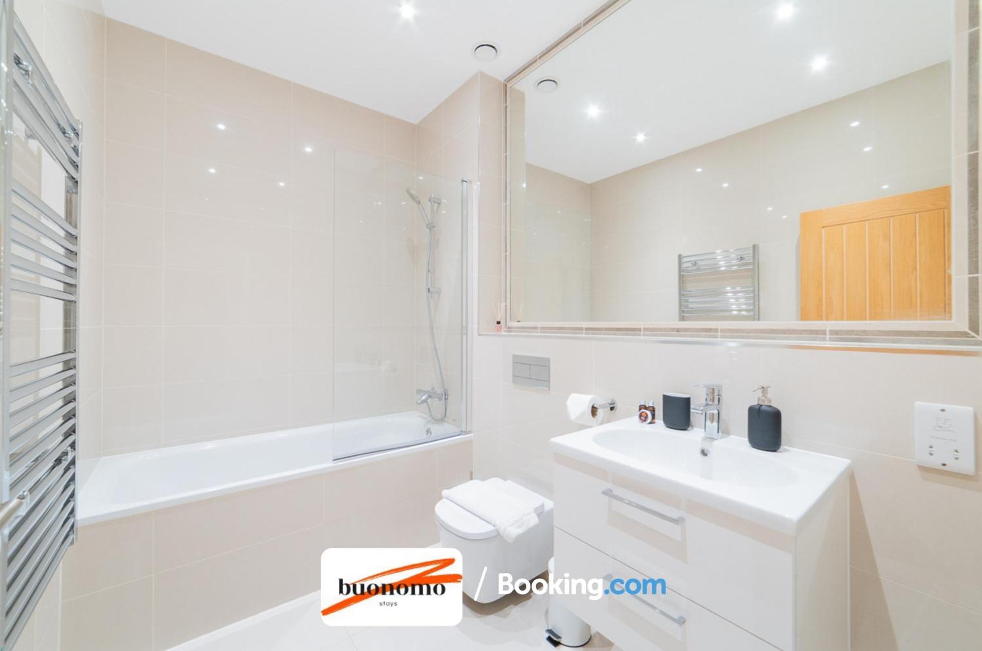 לונדון Two Bedroom Apartment At Buonomo Stays Short Lets & Serviced Accommodation Close To Wimbledon Tennis Courts מראה חיצוני תמונה