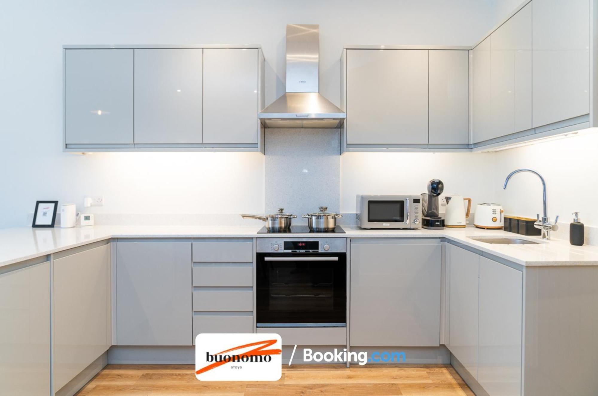 לונדון Two Bedroom Apartment At Buonomo Stays Short Lets & Serviced Accommodation Close To Wimbledon Tennis Courts מראה חיצוני תמונה
