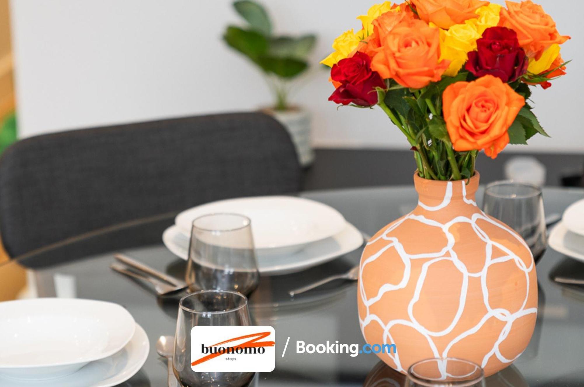 לונדון Two Bedroom Apartment At Buonomo Stays Short Lets & Serviced Accommodation Close To Wimbledon Tennis Courts מראה חיצוני תמונה