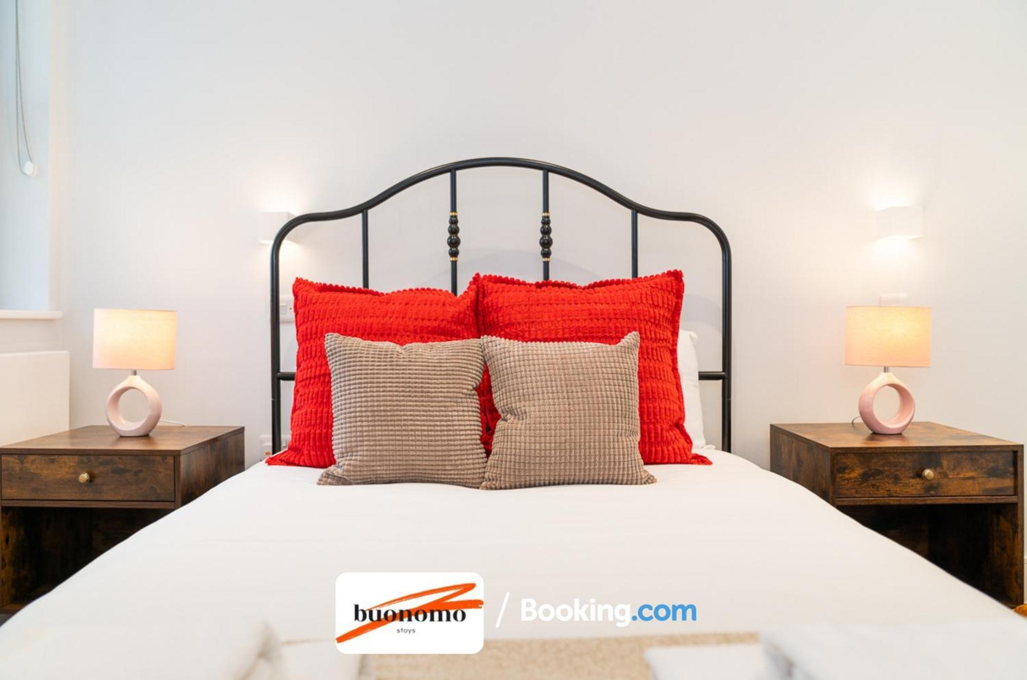 לונדון Two Bedroom Apartment At Buonomo Stays Short Lets & Serviced Accommodation Close To Wimbledon Tennis Courts מראה חיצוני תמונה