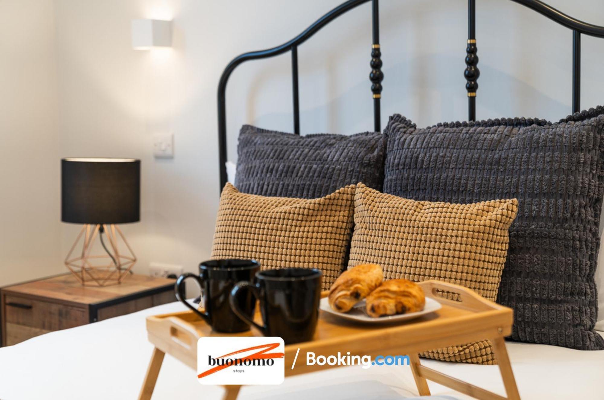 לונדון Two Bedroom Apartment At Buonomo Stays Short Lets & Serviced Accommodation Close To Wimbledon Tennis Courts מראה חיצוני תמונה