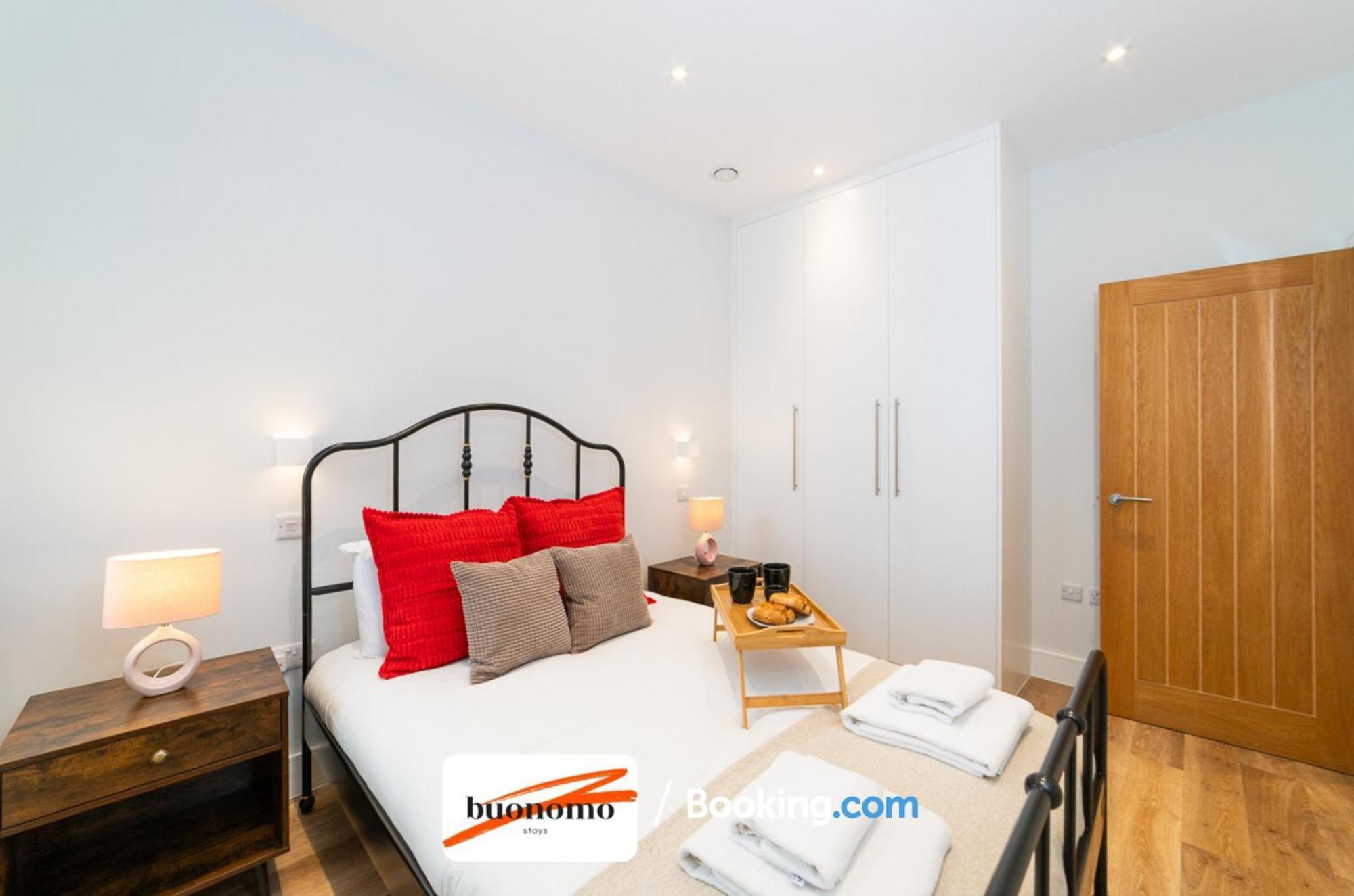 לונדון Two Bedroom Apartment At Buonomo Stays Short Lets & Serviced Accommodation Close To Wimbledon Tennis Courts מראה חיצוני תמונה