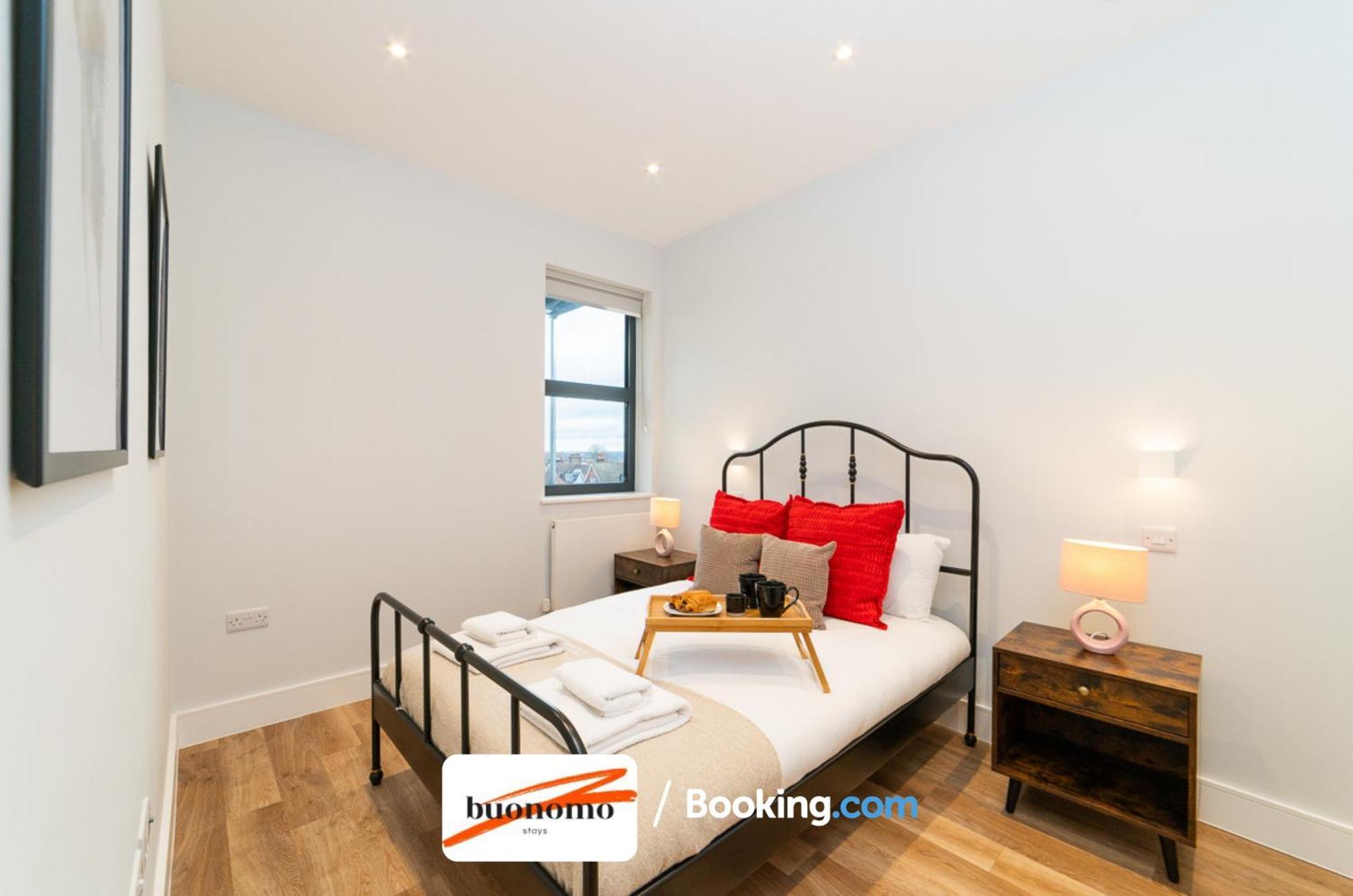 לונדון Two Bedroom Apartment At Buonomo Stays Short Lets & Serviced Accommodation Close To Wimbledon Tennis Courts מראה חיצוני תמונה