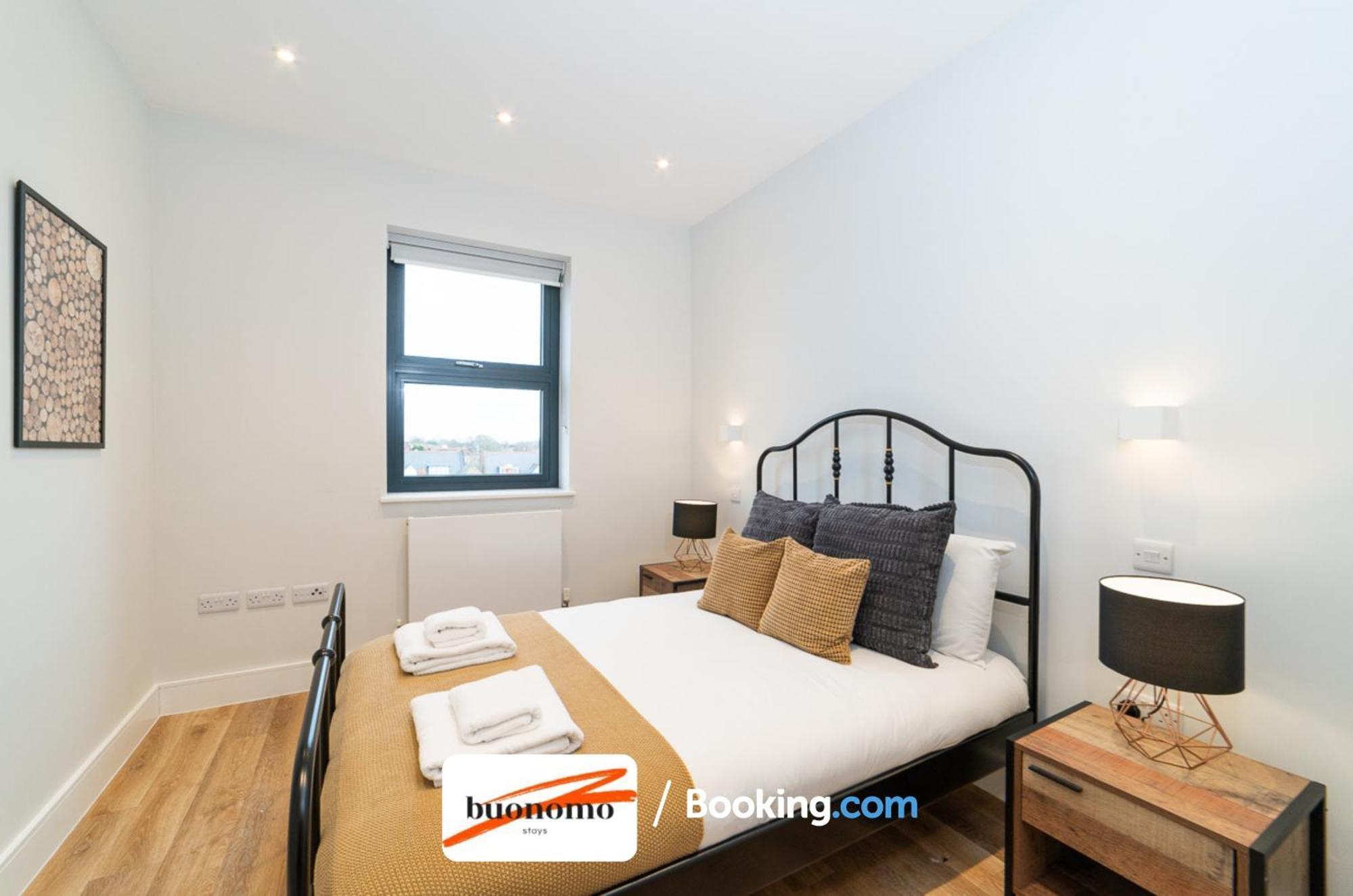 לונדון Two Bedroom Apartment At Buonomo Stays Short Lets & Serviced Accommodation Close To Wimbledon Tennis Courts מראה חיצוני תמונה