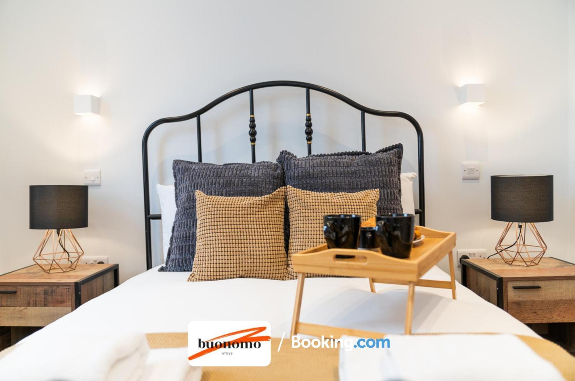 לונדון Two Bedroom Apartment At Buonomo Stays Short Lets & Serviced Accommodation Close To Wimbledon Tennis Courts מראה חיצוני תמונה