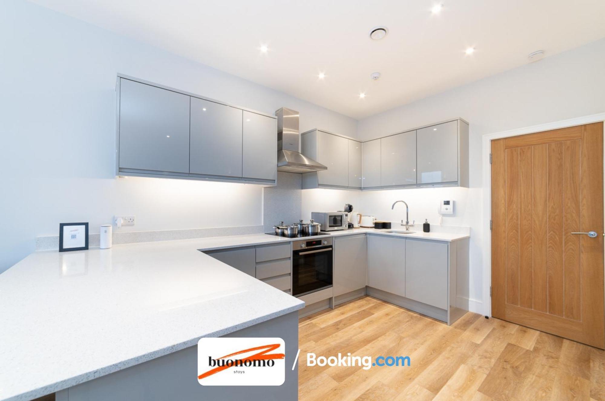לונדון Two Bedroom Apartment At Buonomo Stays Short Lets & Serviced Accommodation Close To Wimbledon Tennis Courts מראה חיצוני תמונה