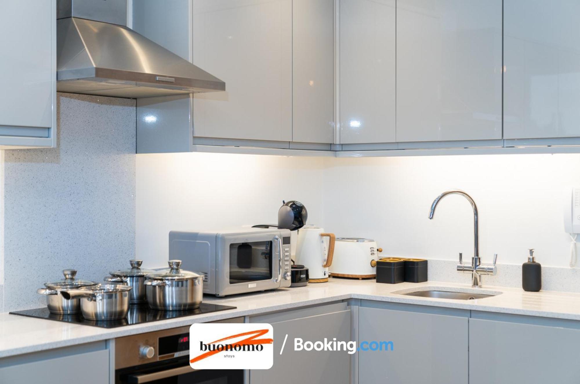 לונדון Two Bedroom Apartment At Buonomo Stays Short Lets & Serviced Accommodation Close To Wimbledon Tennis Courts מראה חיצוני תמונה